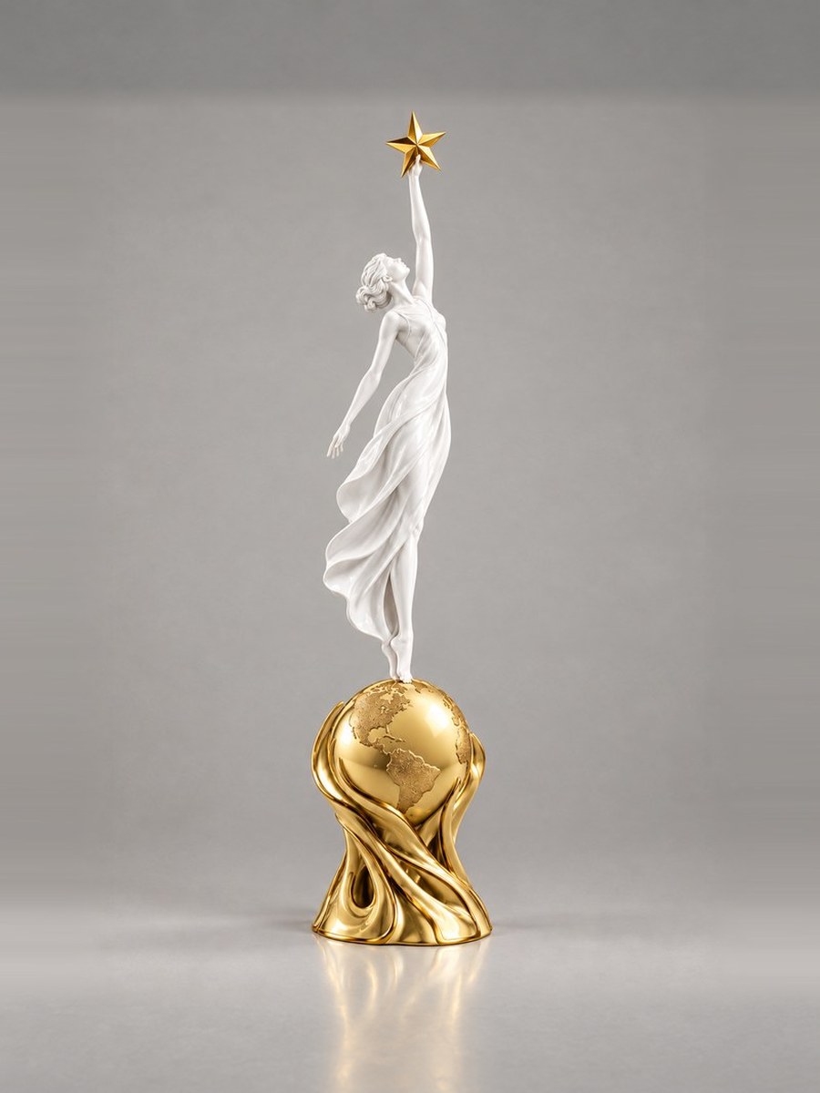 Die Monique in Porzellan: die Figur ganz in Weiß, Erde und Stern in Gold