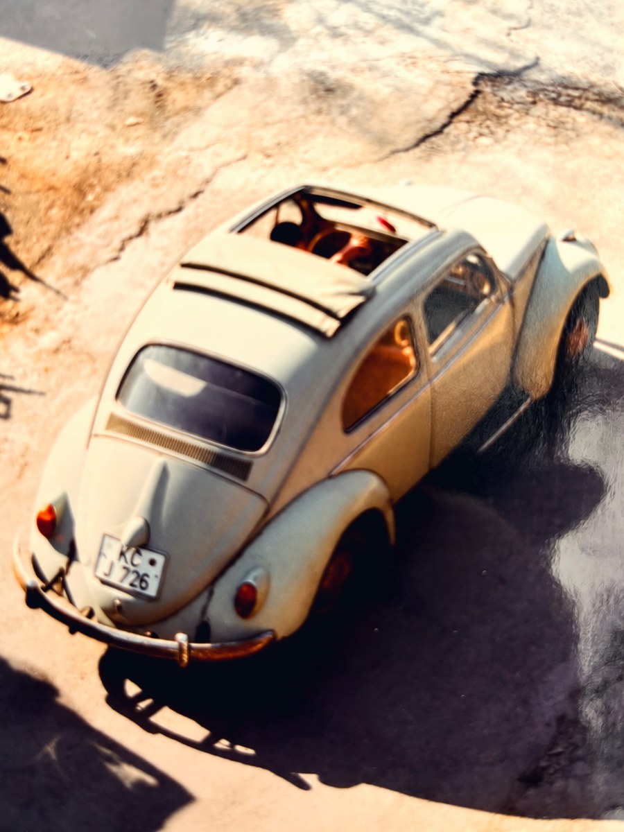VW Käfer mit geöffnetem Faltdach, Baujahr 1959, von oben fotografiert, mit Kronacher Kennzeichen KC J 726