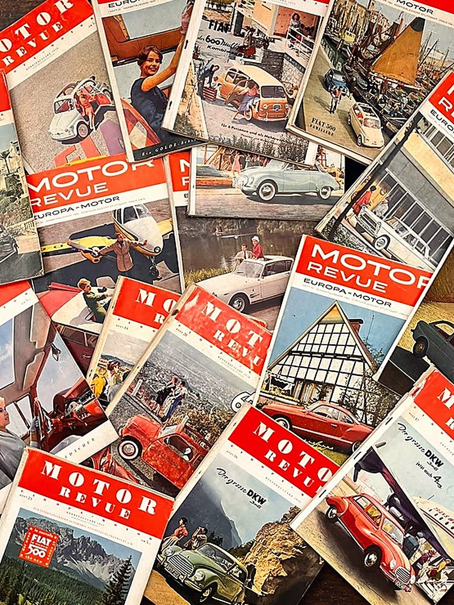 Titelseiten gesammelter Hefte der Motor Revue aus den Fünfzigerjahren, dicht übereinander